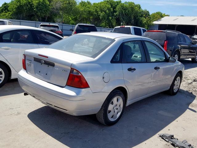 1FAHP34N66W122086 - 2006 FORD FOCUS ZX4 SILVER photo 4