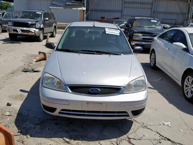 1FAHP34N66W122086 - 2006 FORD FOCUS ZX4 SILVER photo 9