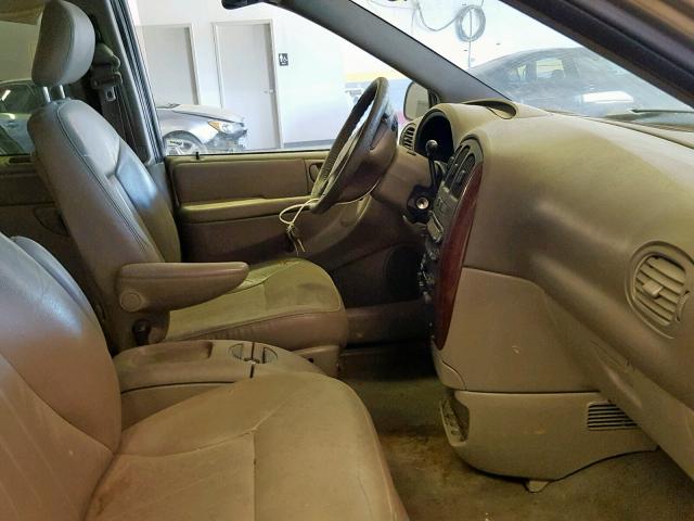 2C8GP74L93R217398 - 2003 CHRYSLER TOWN & COU GOLD photo 5