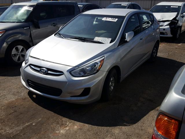 KMHCT5AE6GU248070 - 2016 HYUNDAI ACCENT SE WHITE photo 2