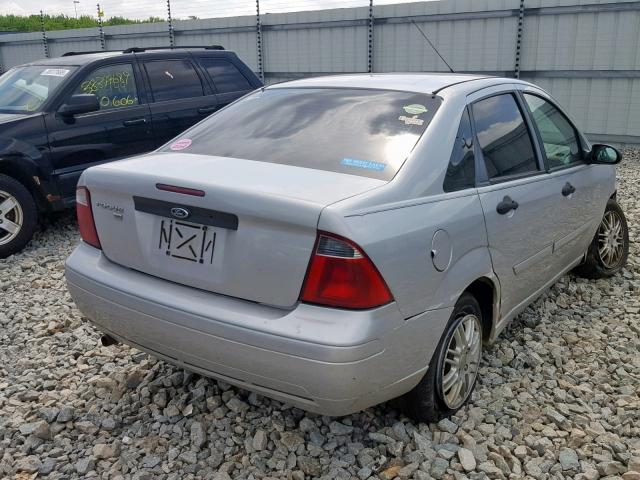 1FAFP34N87W266330 - 2007 FORD FOCUS ZX4 SILVER photo 4