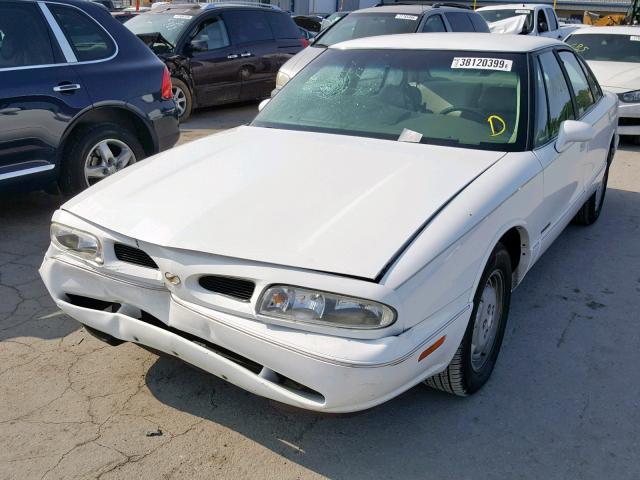 1G3HC52K6X4818325 - 1999 OLDSMOBILE 88 50TH AN WHITE photo 2