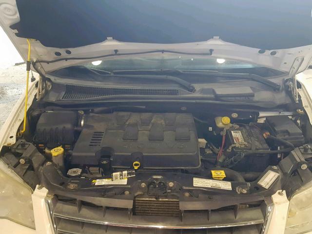 2A8HR64X68R607341 - 2008 CHRYSLER TOWN & COU WHITE photo 7