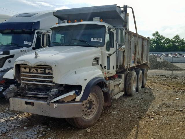 1M2AG10C26M040027 - 2006 MACK 700 CV700 WHITE photo 2