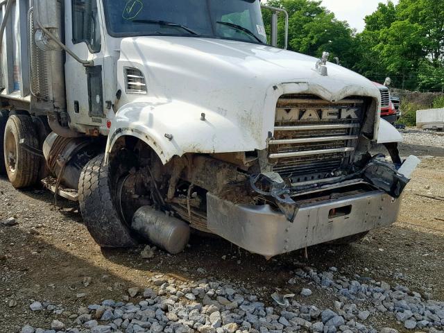 1M2AG10C26M040027 - 2006 MACK 700 CV700 WHITE photo 9