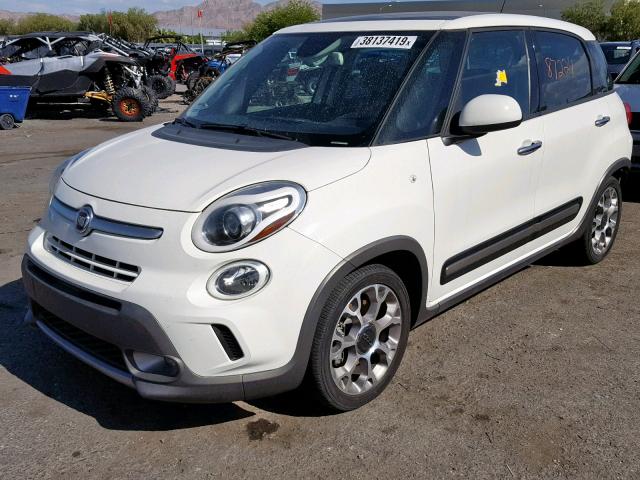 ZFBCFADH4EZ008125 - 2014 FIAT 500L TREKK WHITE photo 2