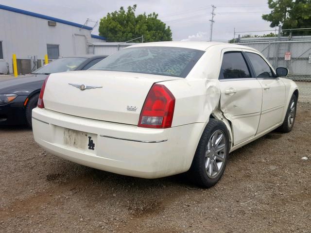 2C3KA53G67H829273 - 2007 CHRYSLER 300 TOURIN WHITE photo 4