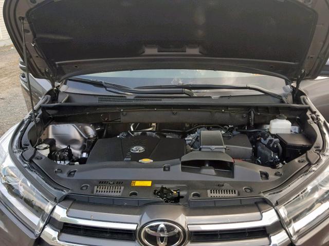 5TDDZRFH5HS427000 - 2017 TOYOTA HIGHLANDER GRAY photo 7