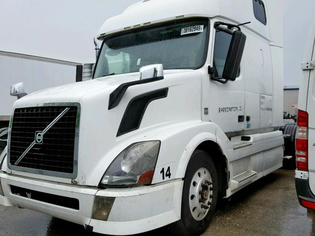 4V4NC9EH68N261684 - 2008 VOLVO VN VNL WHITE photo 2