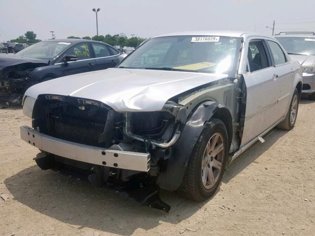 2C3KA53G57H828230 - 2007 CHRYSLER 300 TOURIN SILVER photo 2