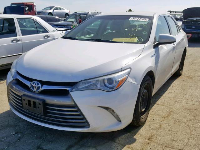 4T1BD1FK7GU177123 - 2016 TOYOTA CAMRY HYBR WHITE photo 2