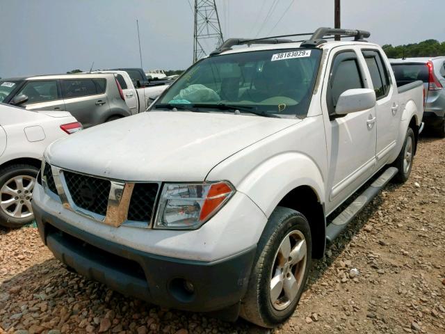 1N6AD07U56C455903 - 2006 NISSAN FRONTIER C WHITE photo 2