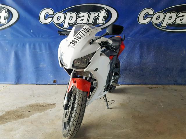 MLHNC510XF5103086 - 2015 HONDA CBR300 R WHITE photo 2