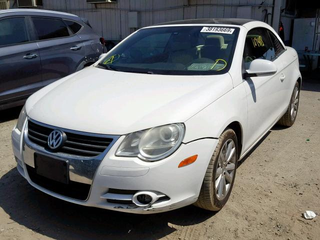 WVWFA71F67V027106 - 2007 VOLKSWAGEN EOS 2.0T L WHITE photo 2