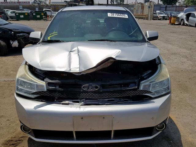 1FAHP36N79W241962 - 2009 FORD FOCUS SES SILVER photo 9