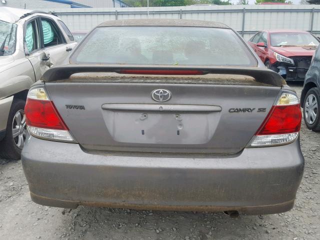 4T1BE32K15U638697 - 2005 TOYOTA CAMRY LE GRAY photo 9