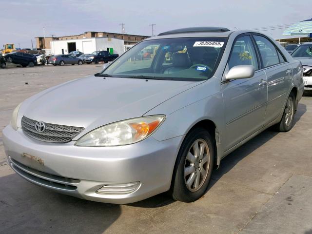 JTDBF32K520018679 - 2002 TOYOTA CAMRY LE SILVER photo 2