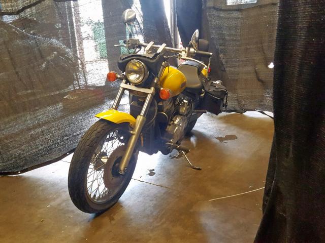 JH2RC44082K620920 - 2002 HONDA VT750 DC YELLOW photo 2