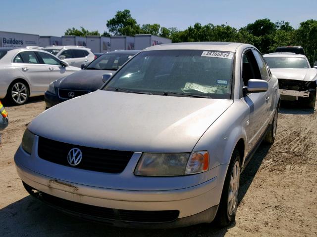 WVWMA23B8YP297349 - 2000 VOLKSWAGEN PASSAT GLS SILVER photo 2