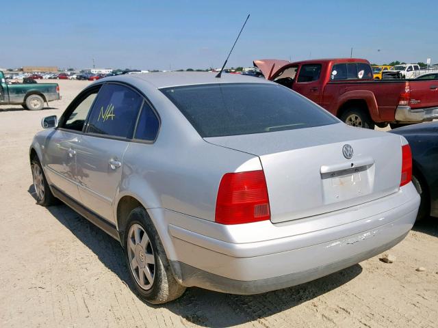 WVWMA23B8YP297349 - 2000 VOLKSWAGEN PASSAT GLS SILVER photo 3