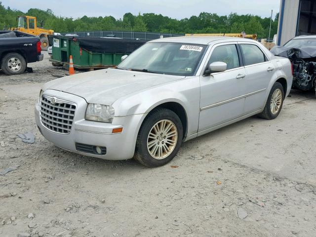 2C3KA53G58H177330 - 2008 CHRYSLER 300 TOURIN SILVER photo 2