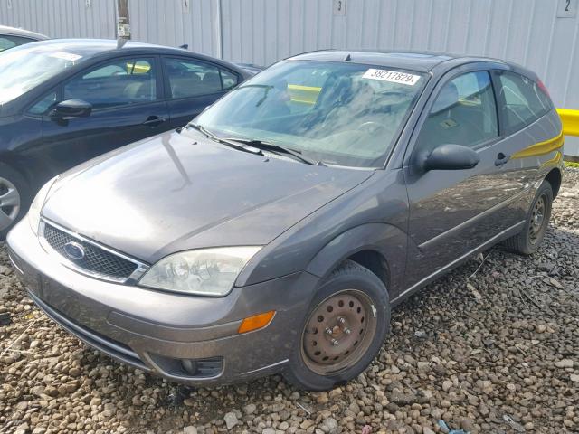 1FAHP31N77W167351 - 2007 FORD FOCUS ZX3 GRAY photo 2