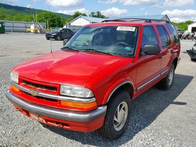 1GNDT13W51K199901 - 2001 CHEVROLET BLAZER RED photo 2