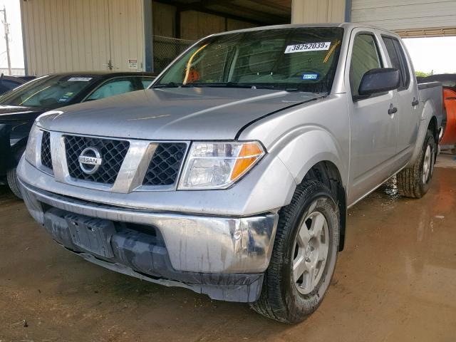 1N6AD07W05C462614 - 2005 NISSAN FRONTIER C SILVER photo 2