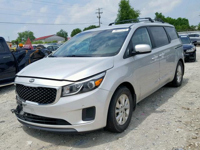 KNDMB5C14H6294010 - 2017 KIA SEDONA LX SILVER photo 2