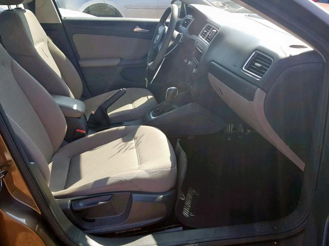 3VW2K7AJ4EM322483 - 2014 VOLKSWAGEN JETTA BASE 棕色 照片 5