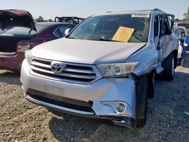 5TDZK3EH8CS082854 - 2012 TOYOTA HIGHLANDER SILVER photo 2