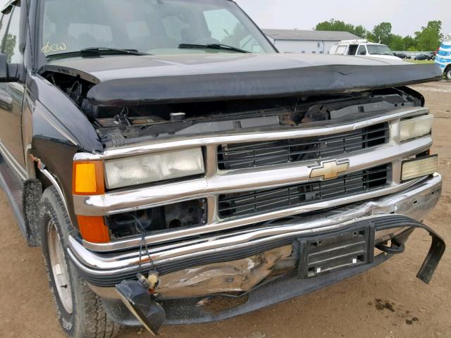 1GNEK13R4TJ340760 - 1996 CHEVROLET TAHOE BLACK photo 9