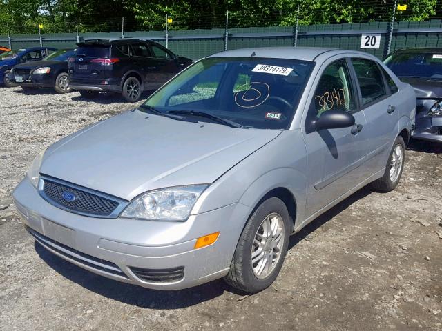 1FAFP34N36W216322 - 2006 FORD FOCUS ZX4 SILVER photo 2