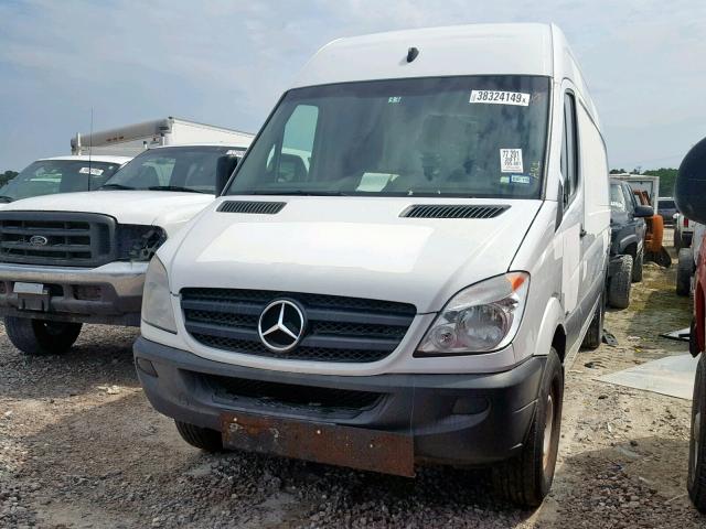 WD3PE8CB0B5564582 - 2011 MERCEDES-BENZ SPRINTER 2 WHITE photo 2