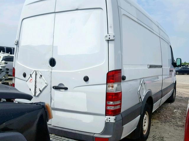 WD3PE8CB0B5564582 - 2011 MERCEDES-BENZ SPRINTER 2 WHITE photo 4