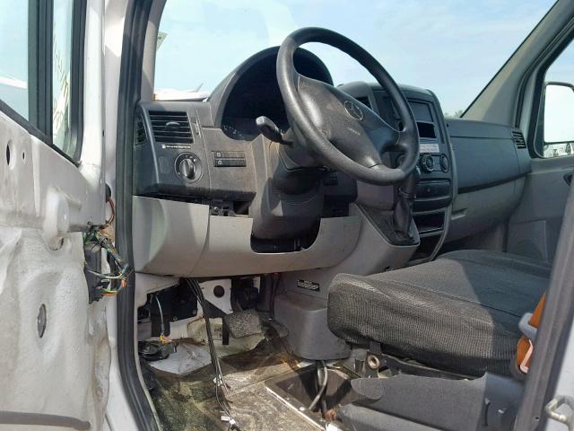 WD3PE8CB0B5564582 - 2011 MERCEDES-BENZ SPRINTER 2 WHITE photo 9