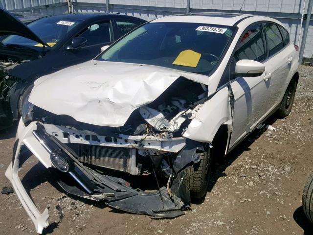 1FAHP3N21CL295970 - 2012 FORD FOCUS TITA WHITE photo 2