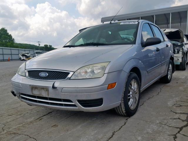 1FAFP34N65W116777 - 2005 FORD FOCUS ZX4 SILVER photo 2