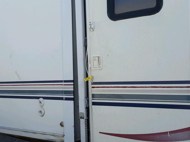 4YDF3292924058814 - 2002 KEYSTONE MONTANA WHITE photo 5