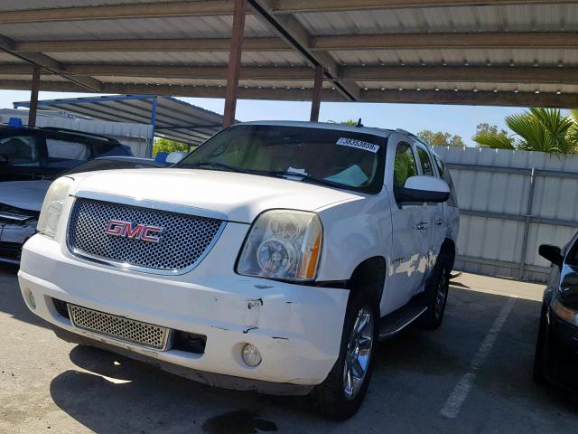 1GKFK638X7J257426 - 2007 GMC YUKON DENA WHITE photo 2