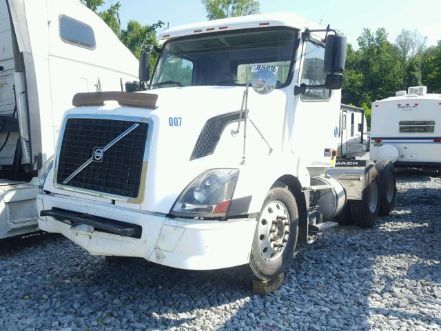 4V4NC9GH86N448144 - 2006 VOLVO VN VNL WHITE photo 2