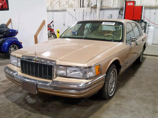 1LNCM83F8LY799754 - 1990 LINCOLN TOWN CAR C GOLD photo 2