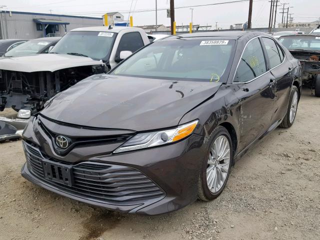 4T1BZ1HK7JU009455 - 2018 TOYOTA CAMRY XSE BROWN photo 2