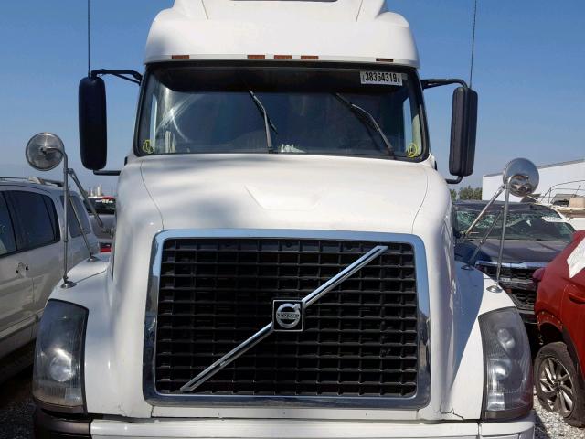 4V4NC9TG45N393137 - 2005 VOLVO VN VNL WHITE photo 9