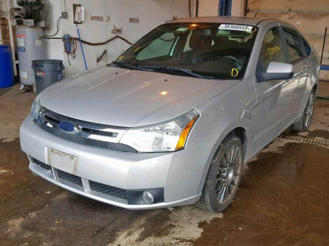 1FAHP36N39W117901 - 2009 FORD FOCUS SES SILVER photo 2