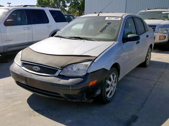 1FAFP34N05W272863 - 2005 FORD FOCUS ZX4 SILVER photo 2