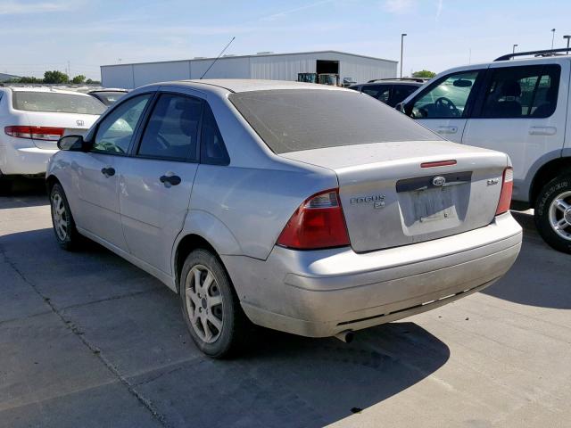 1FAFP34N05W272863 - 2005 FORD FOCUS ZX4 SILVER photo 3