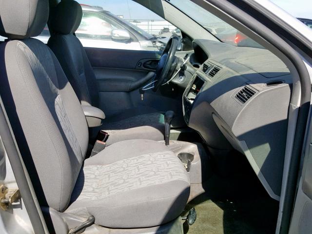 1FAFP34N05W272863 - 2005 FORD FOCUS ZX4 SILVER photo 5