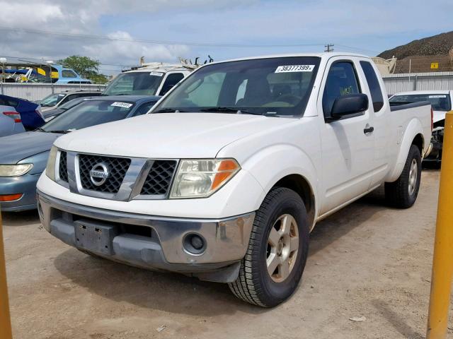 1N6AD06U75C423955 - 2005 NISSAN FRONTIER K WHITE photo 2