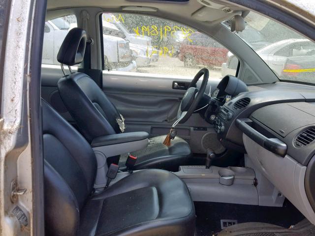 3VWCC21C9YM465942 - 2000 VOLKSWAGEN NEW BEETLE ვერცხლისფერი ფოტო 5